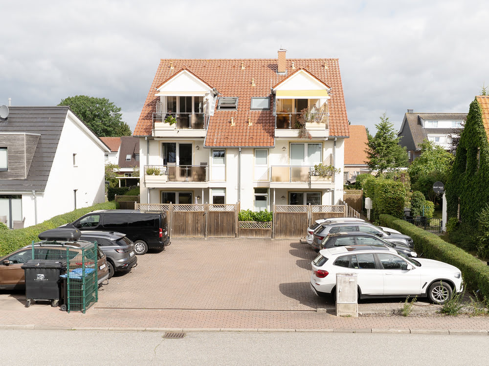 Außenansicht des Hauses mit Parkplätzen Außenansicht des Hauses mit Parkplätzen