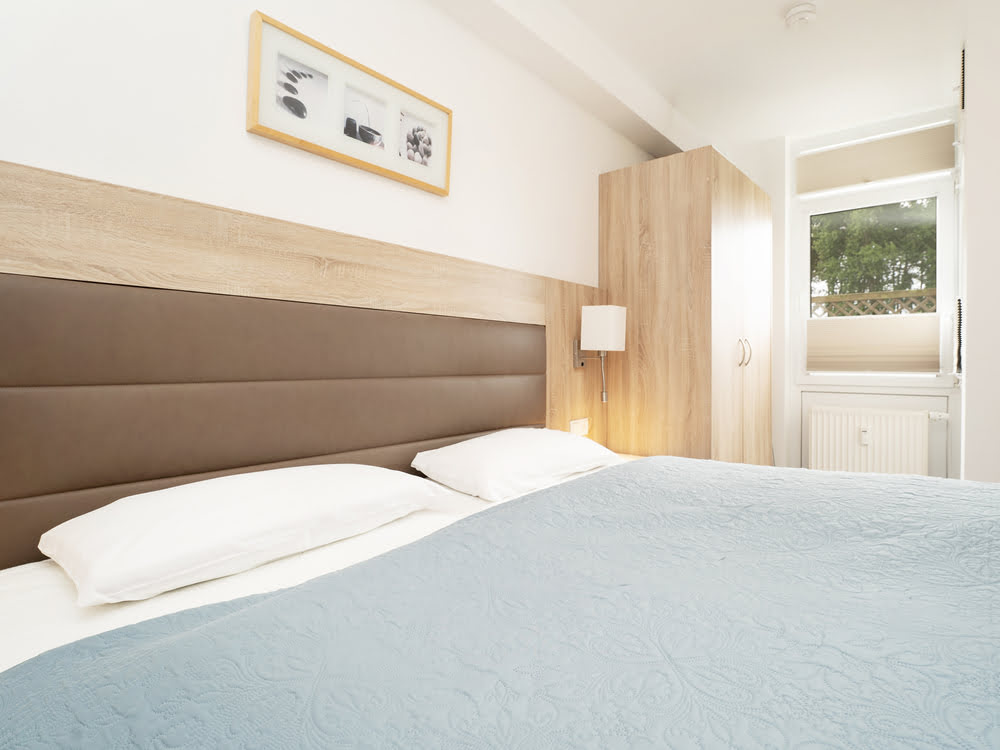Schlafzimmer mit Doppelbett und Fenster Schlafzimmer mit Doppelbett und Fenster