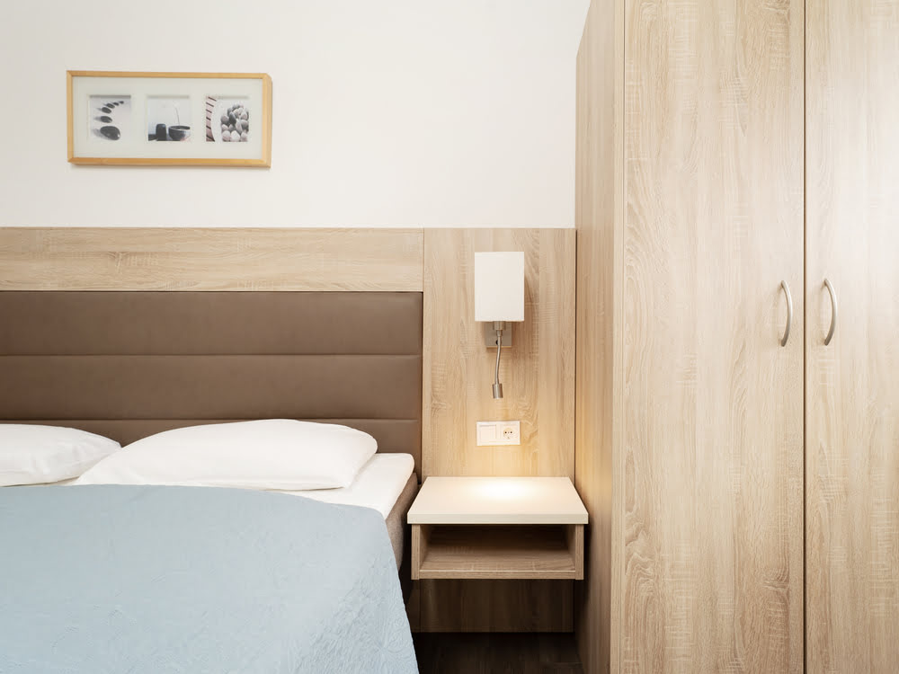Schlafzimmer mit Doppelbett und Kleiderschrank Schlafzimmer mit Doppelbett und Kleiderschrank