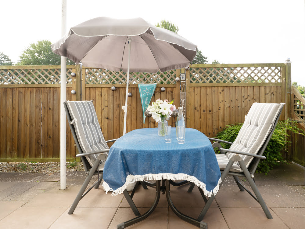 Terrasse mit Sitzgruppe und Sonnenschirm Terrasse mit Sitzgruppe und Sonnenschirm