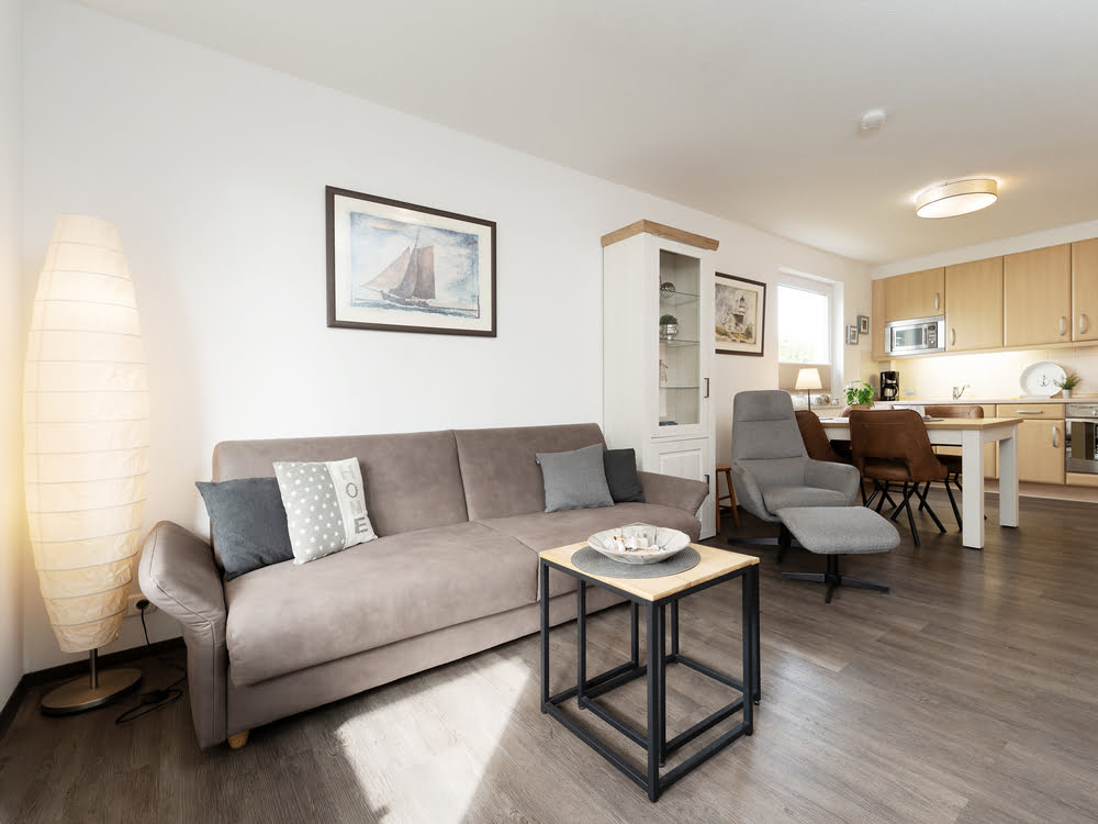 Wohnbereich mit Sofa und offener Küche Wohnbereich mit Sofa und offener Küche